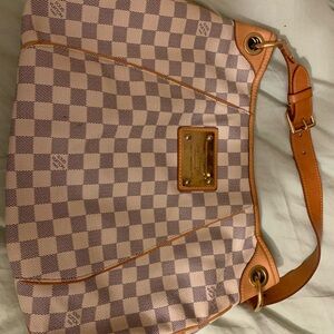 Authentic , checkers great condition Luise Vuitton famous white shoulder purse